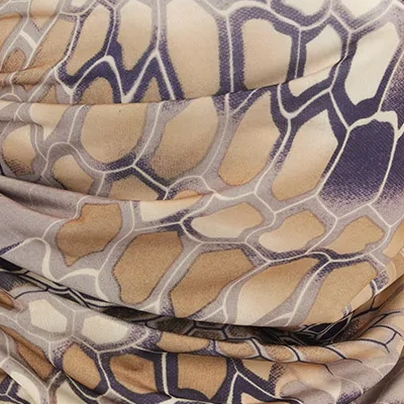 Detalle del estampado de camuflaje piel de serpiente beige de la braga de cuello · albur