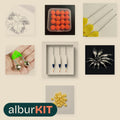 Kit Carpa Iniciación de albur: piezas del kit sobre fondo arena; algunas se muestran con imagen ilustrativa (Anzuelos para carpa, 100 uds; Boilies pop-up artificiales 12 mm, 16 uds; Agujas y taladro para cebos de carpa; Cascabeles de picada con clip para caña, 10/50 uds; Flotadores de balsa, 3 uds en caja; Lastres de bala de latón deslizantes, 10 uds; Maíz artificial flotante para carpa, tallas S/L).
