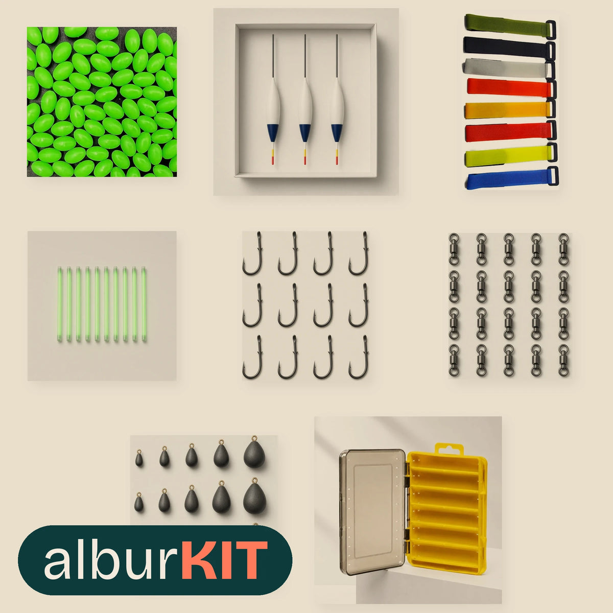 Kit Pesca Nocturna con Boya de albur: piezas del kit sobre fondo arena; algunas se muestran con imagen ilustrativa (Cuentas blandas luminosas, 200 uds; Flotadores de balsa, 3 uds en caja; Correas de gancho y bucle para cañas, 10 uds; Barras luminosas químicas para punta de caña y flotador, 10/50 uds; Anzuelos baitholder, 200 uds n.º 4; Emerillones de rodamiento, 20 uds; Lastres de tungsteno de lanzamiento, 15 uds (2–20 g); Caja de señuelos de doble cara).