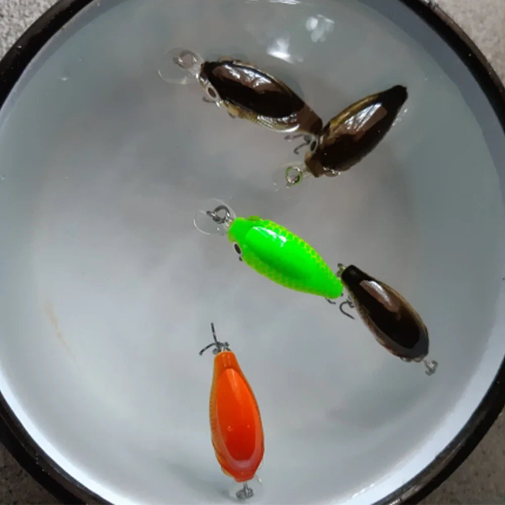 Mini crankbaits flotantes de 3,6 cm en agua